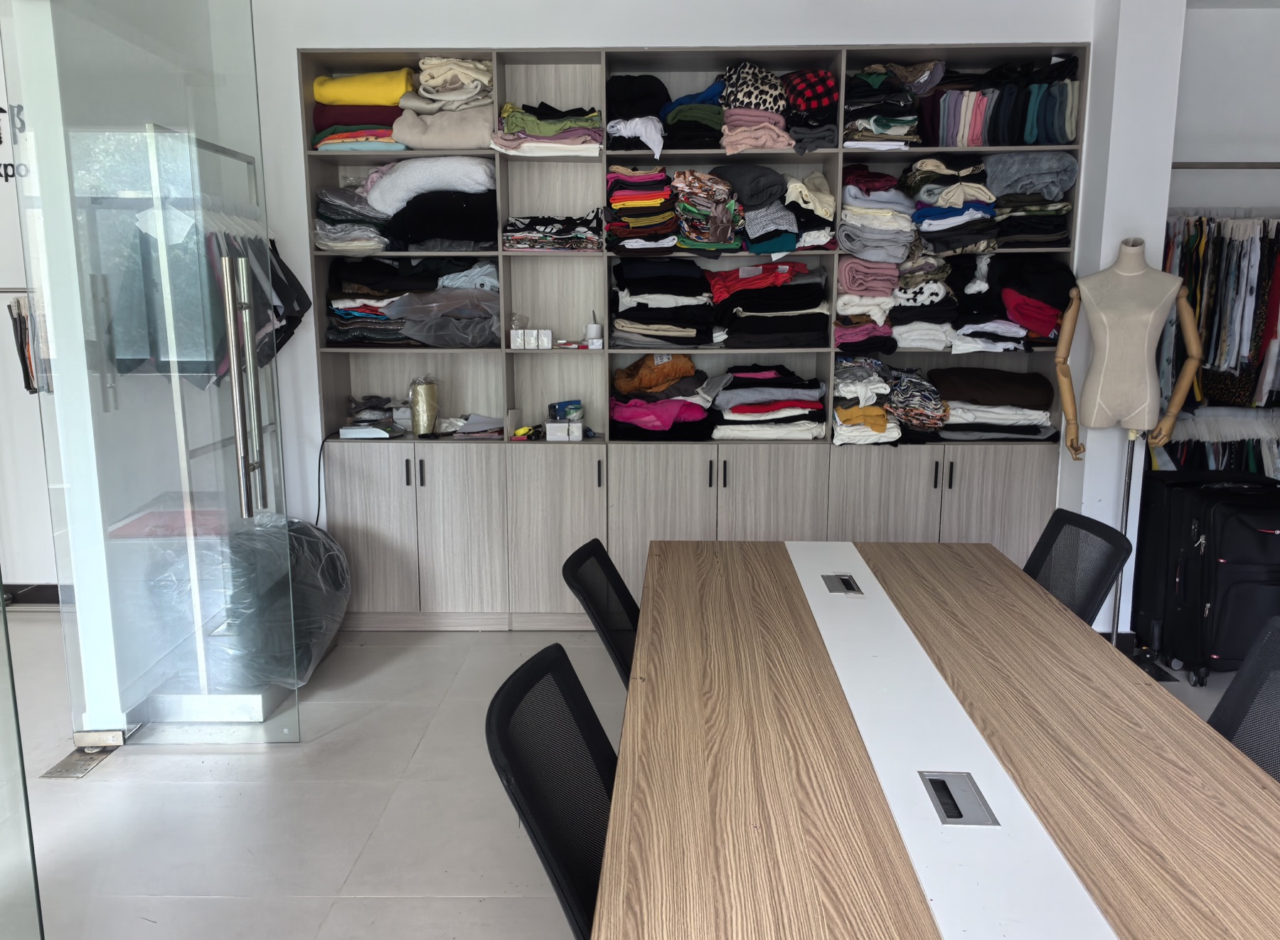 Qi'an meeting room and fabric development shelves